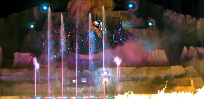 Accident durant le spectacle Fantasmic : Simplet tombe du bateau