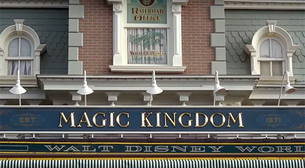 2017 : Nouvelle enseigne pour le parc Magic Kingdom