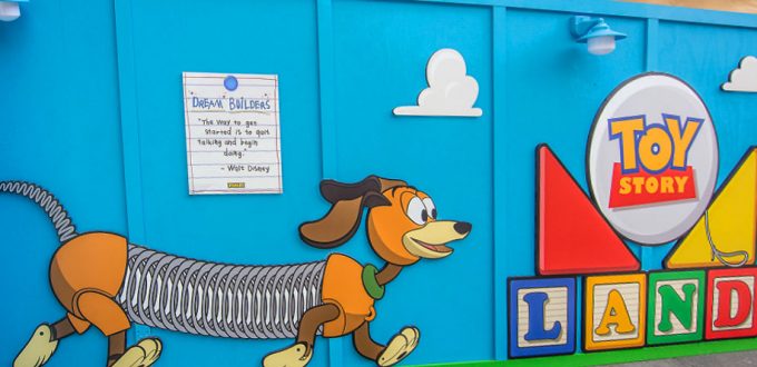 Des statues de Jessie et Rex ont été installées près de la montagne russe Slinky Dog Dash