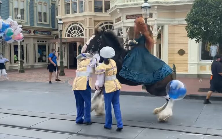 Le cheval de Merida est effrayé par un ballon à la réouverture de Magic Kingdom