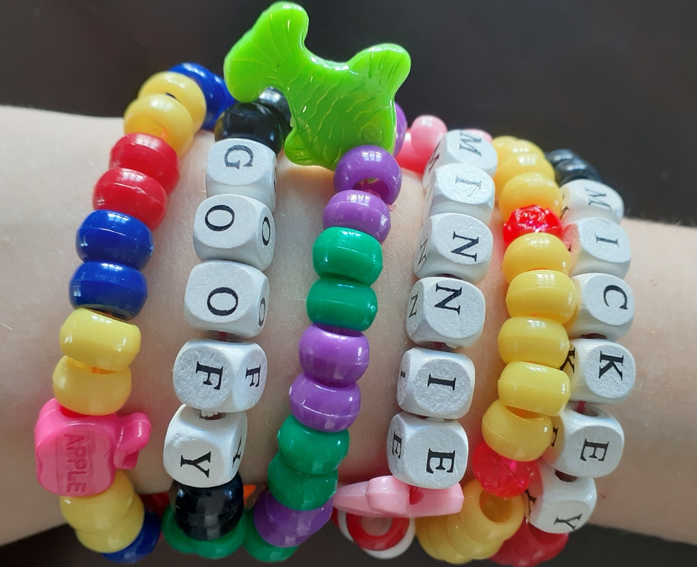 Utiliser des Pony Beads pour faire des bracelets colorés
