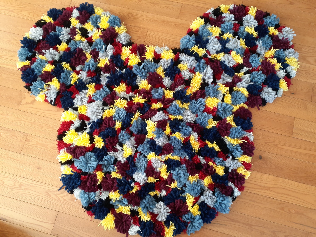 La fabrication d’un tapis Mickey Mouse