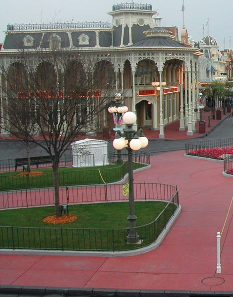 Pourquoi les trottoirs de Main Street USA à Walt Disney World sont rouges?