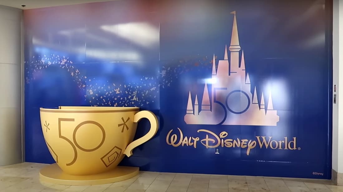 L’aéroport international d’Orlando retire graduellement le décor des célébrations du 50e de Walt Disney World