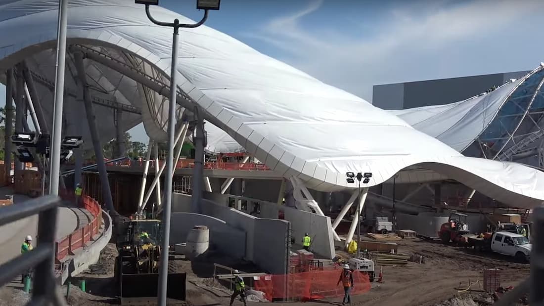 Le tunnel du train Walt Disney World Railroad passe sous l’attraction TRON Lightcycle Run