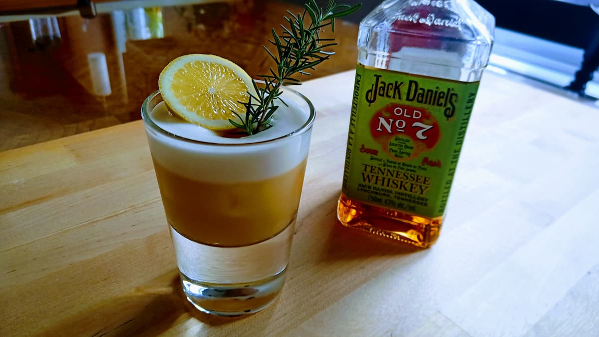 Recette : Cocktail Rosemary and Maple Whiskey Sour du resto Raglan Road à Disney Springs