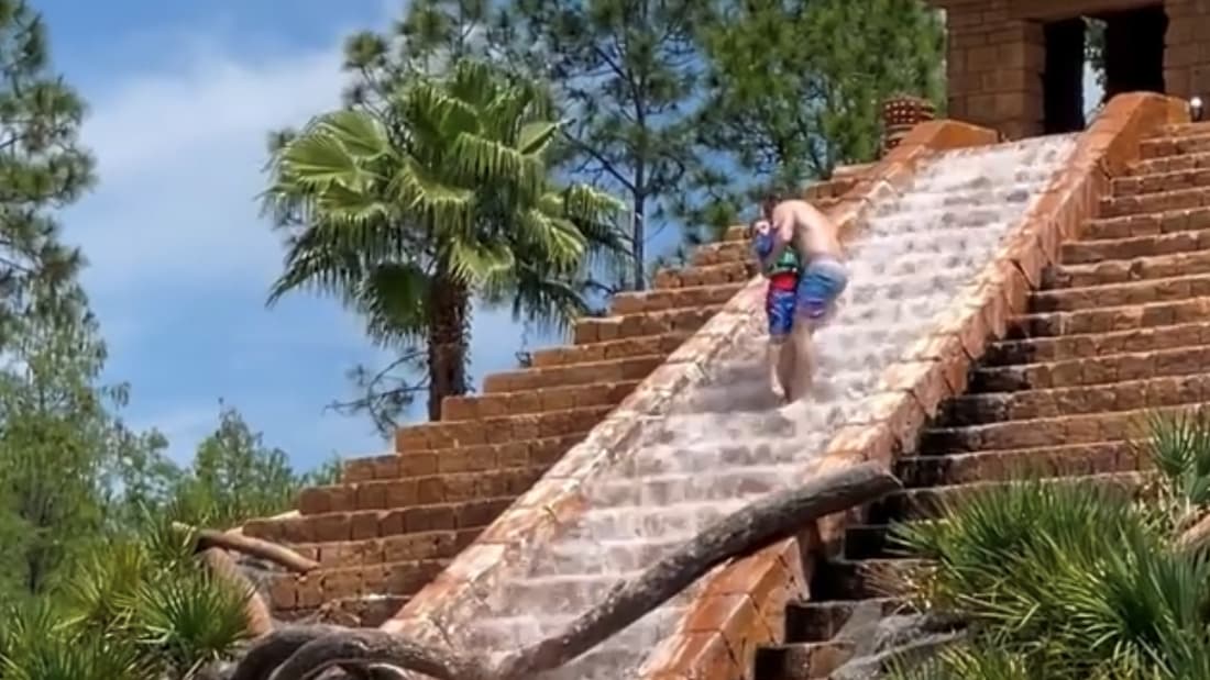Sauvetage à Disney : un enfant pris au sommet d’une pyramide décorative
