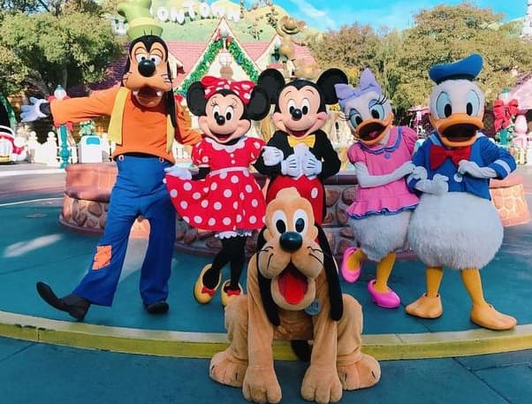 Pourquoi plusieurs personnages Disney portent des gants blancs ?